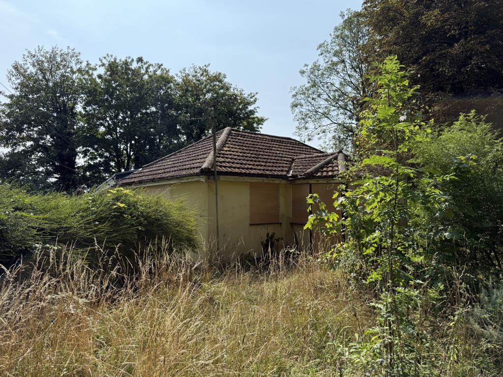 Lot: 121 - FREEHOLD DETACHED BUNGALOW WITH SEPARATE WORKSHOP AND GARAGE ON PLOT OF 0.83 ACRES FOR IMPROVEMENT OR REDEVELOPMENT - View of the North elevation taken from garden